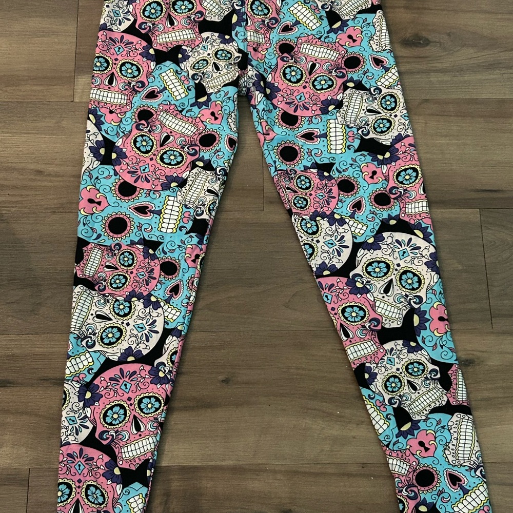BUTTERY SMOOTH PASTEL SUGAR SKULL EXTRA PLUS SIZE LEGGINGS